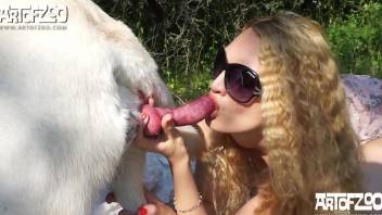 Sexy ass amateur woman filmed when sucking a dog dick