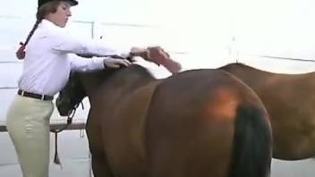 Nude woman grabs the huge horse cock for extreme zoo porn